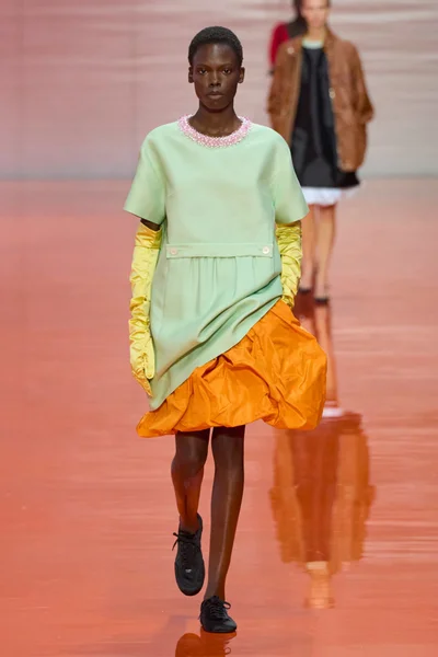 Look 18
